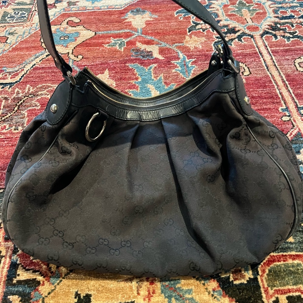 Gucci boho shoulder bag from early 2000s. Rare pleated sides. Great condition.